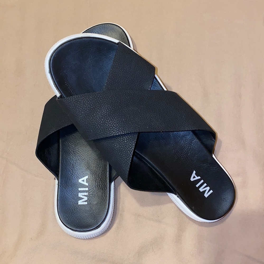 ❄️3/$15 SALE: 🖤MIA Black Platform Sandals